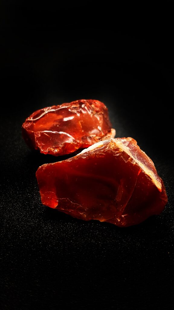 Ópalo de fuego en bruto color rojo