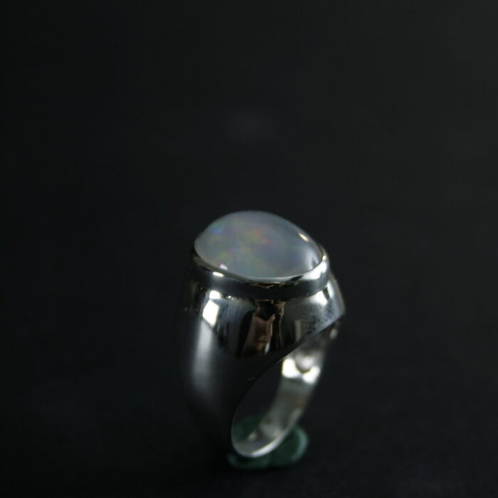Anillo de plata liso con ópalo cabujon